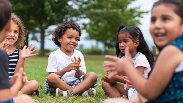 ayudar a un niño a socializar