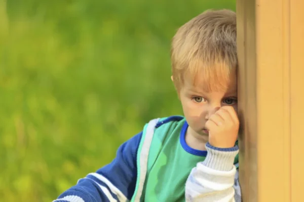 manejar la timidez en niños pequeños